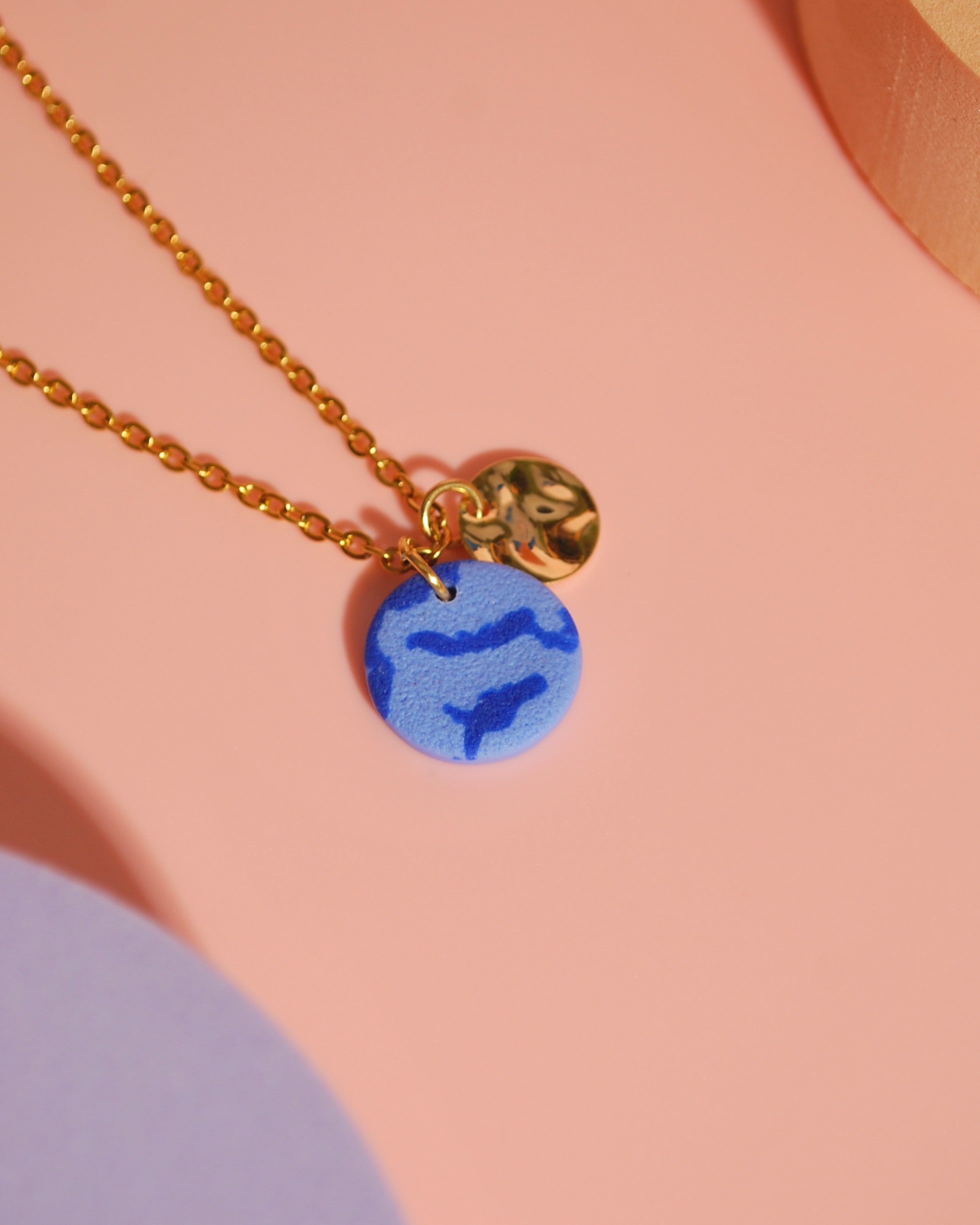 Handgemachte Halskette mit hellblauem Anhänger & Goldkette