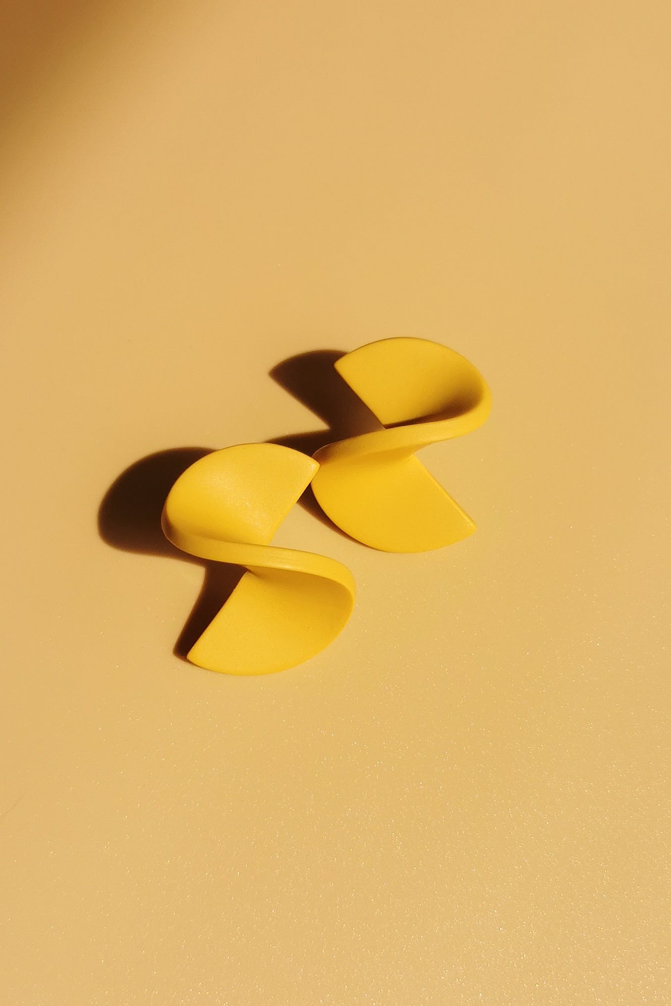 Polymer Clay Ohrstecker mit Spiralstruktur – bunt & vergoldet