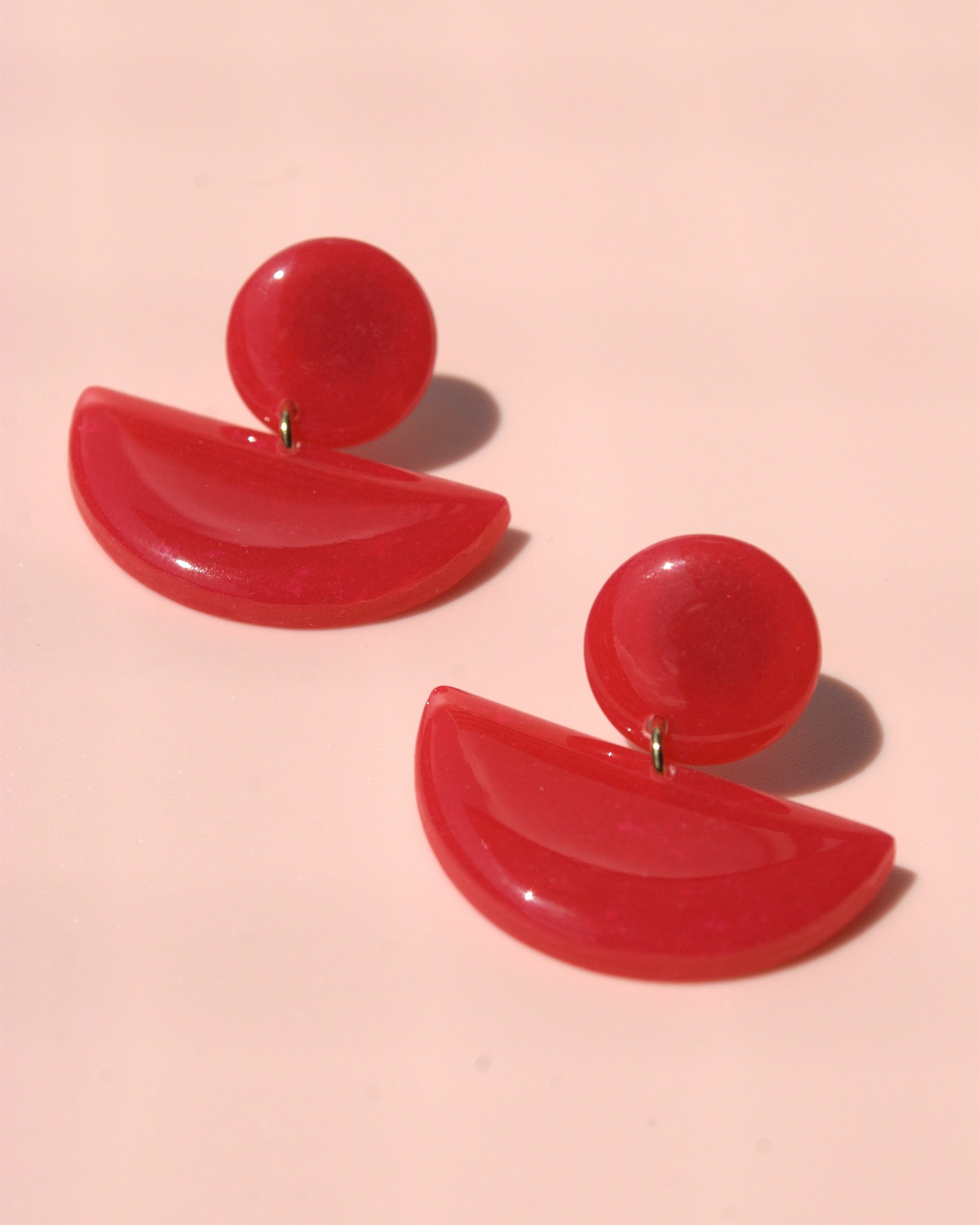 Handgemachte Statement-Ohrringe in Rot – federleicht & elegant