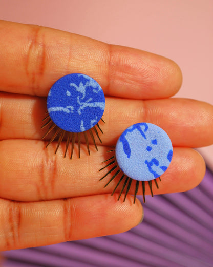 Handgemachte runde Ohrstecker mit blauer Marmorierung