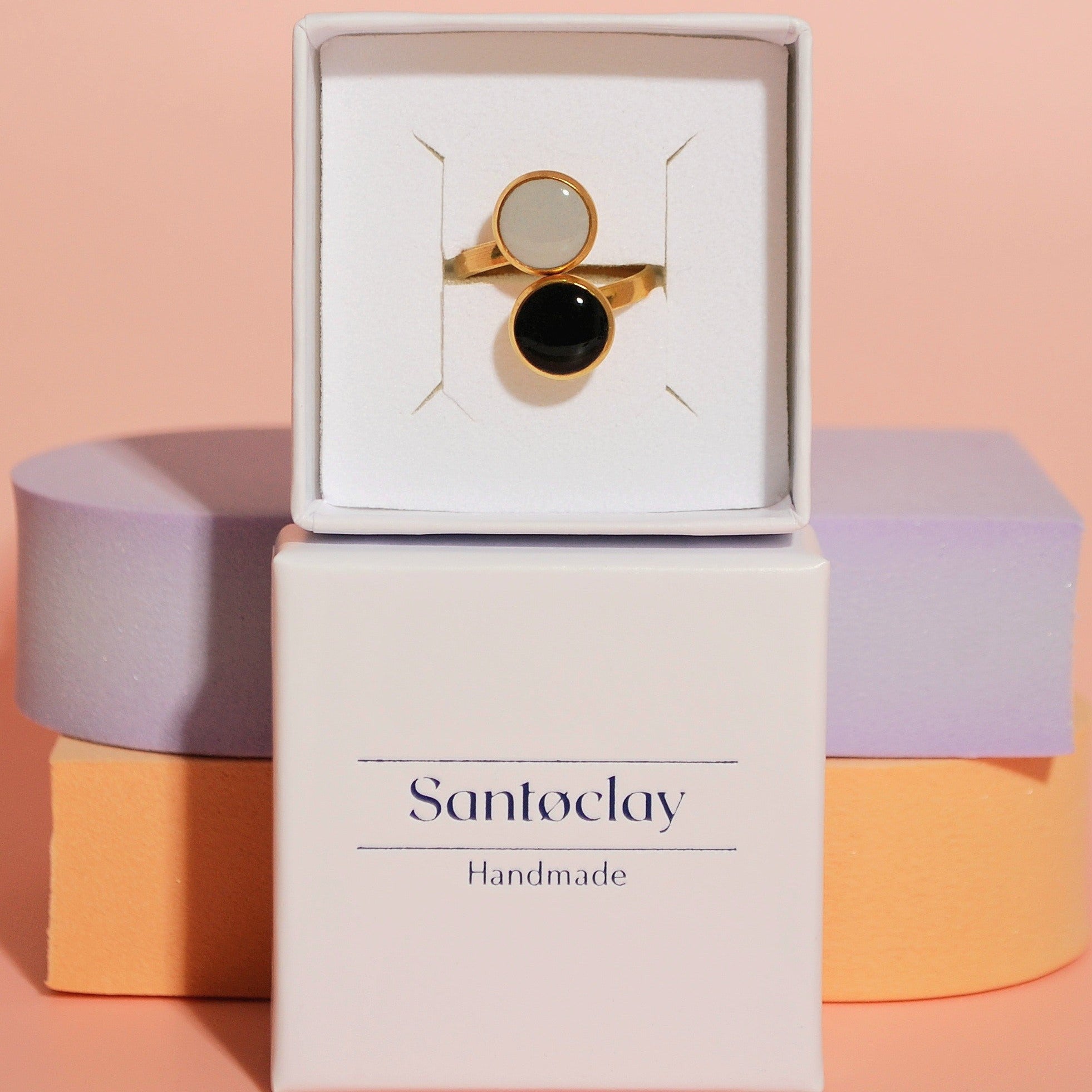 Doppelkreis Ring handgemacht aus Edelstahl in Grau und Schwarz im Schmuckbox