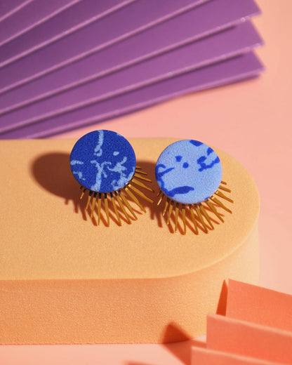 Linda – Statement-Ohrstecker in Blau mit Wimpern-Design