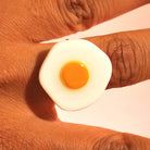 Handgemachter Statement-Ring Eggstasy in Weiß und Gelb