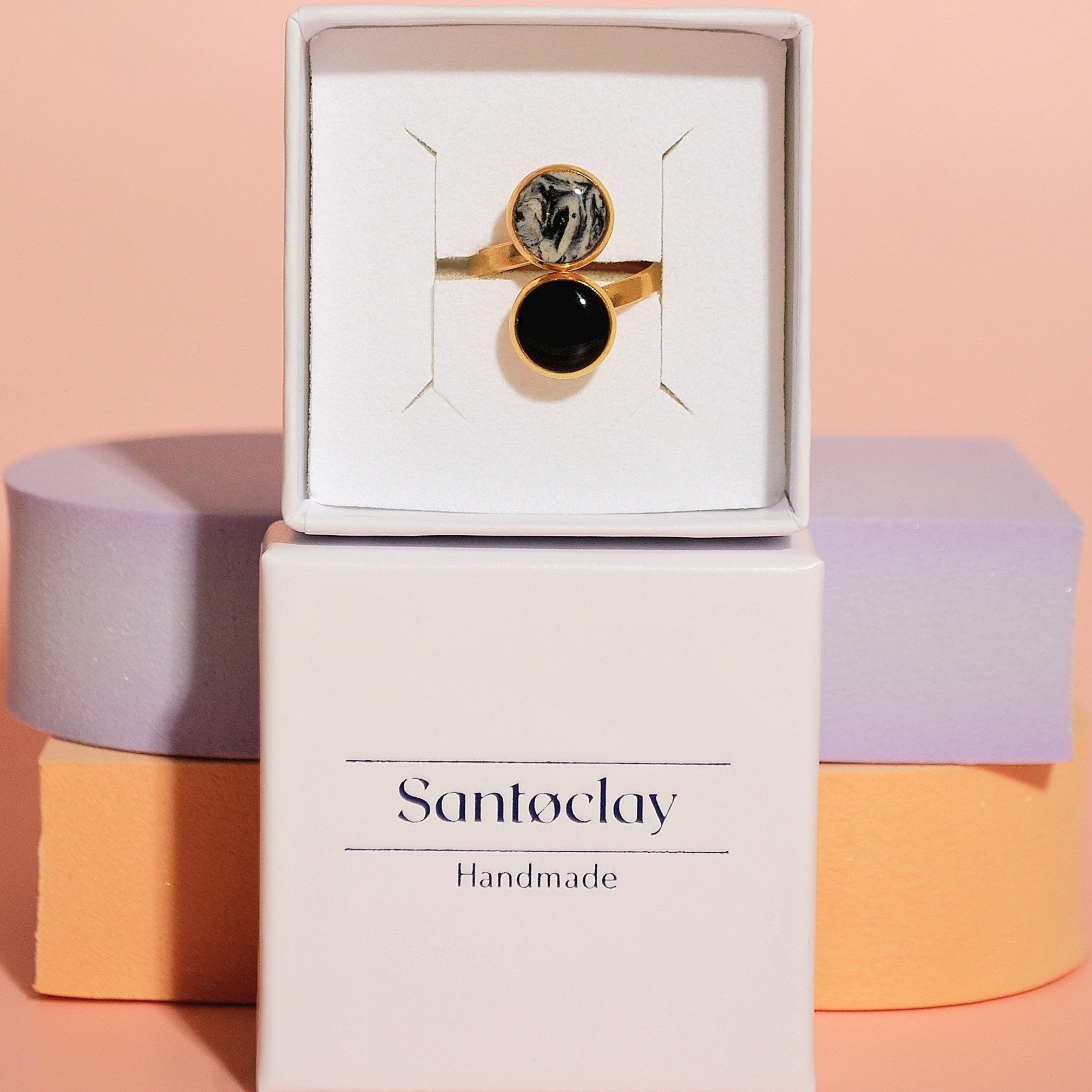 Doppelkreis Ring handgemacht aus Edelstahl in Marmor und Schwarz im Schmuckbox