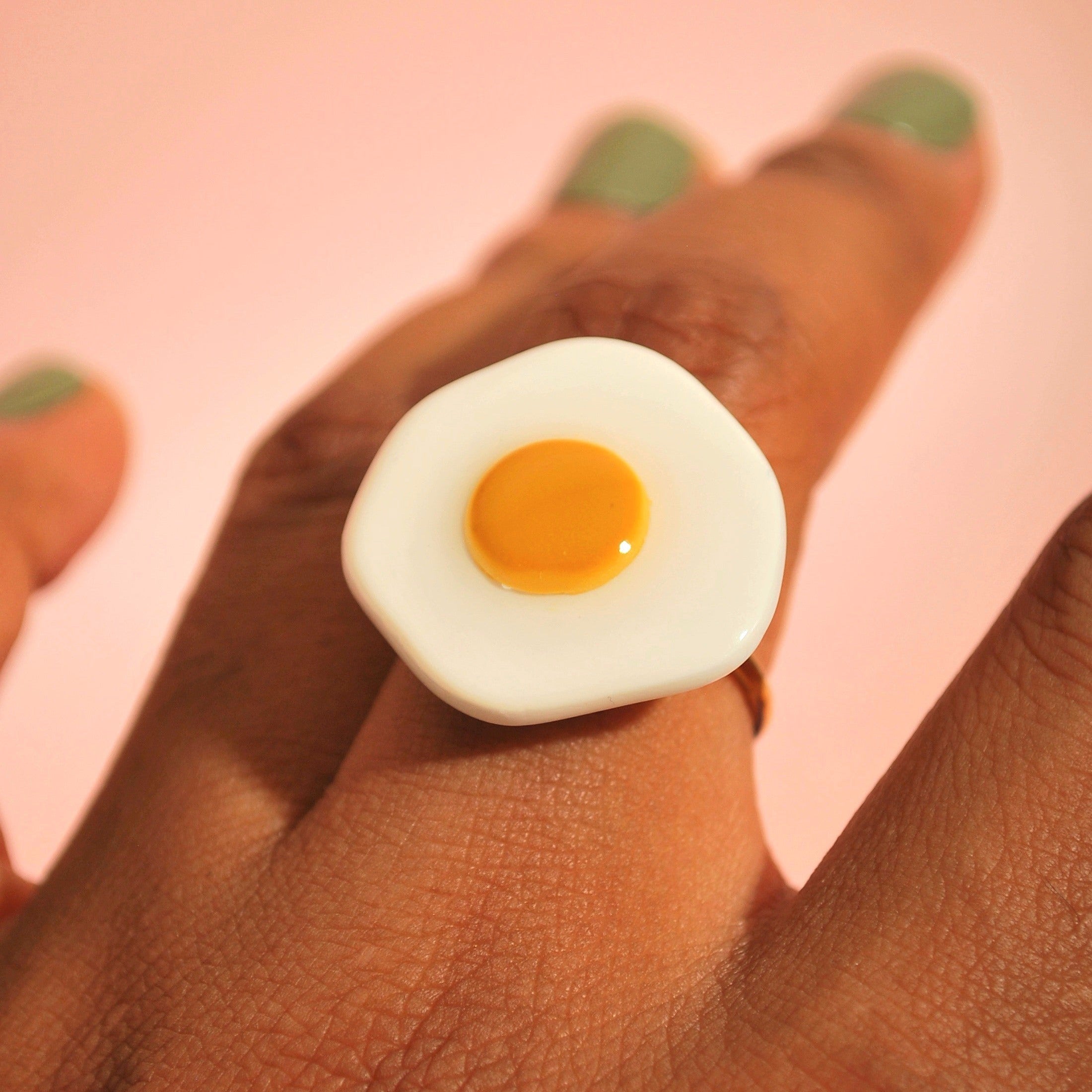 Verspielter Ring in Ei-Design mit goldfarbenem Edelstahlband