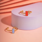 Beide Farben des Rings auf lilafarbenem Podest