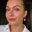 Handgemachte Jasmin Creolen mit buntem Polymer-Clay-Anhänger von Santoclay Handmade, leichtes Statement-Design am Ohr getragen