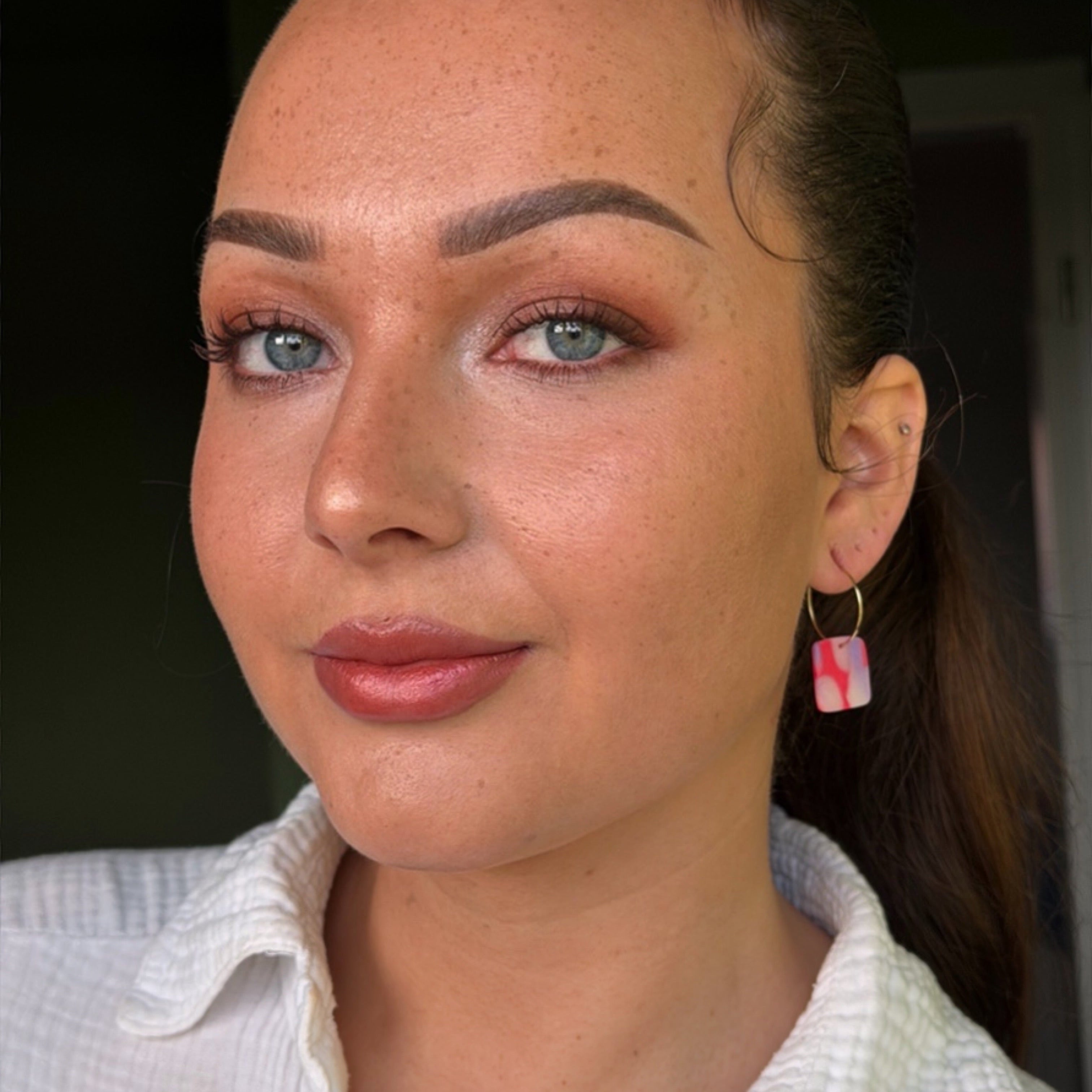 Handgemachte Jasmin Creolen mit buntem Polymer-Clay-Anhänger von Santoclay Handmade, leichtes Statement-Design am Ohr getragen