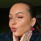 Red Kiss Statement-Creolen mit rotem Lippenmotiv aus Polymer Clay und silberfarbenem Edelstahl von Santoclay Handmade, getragen im Portrait