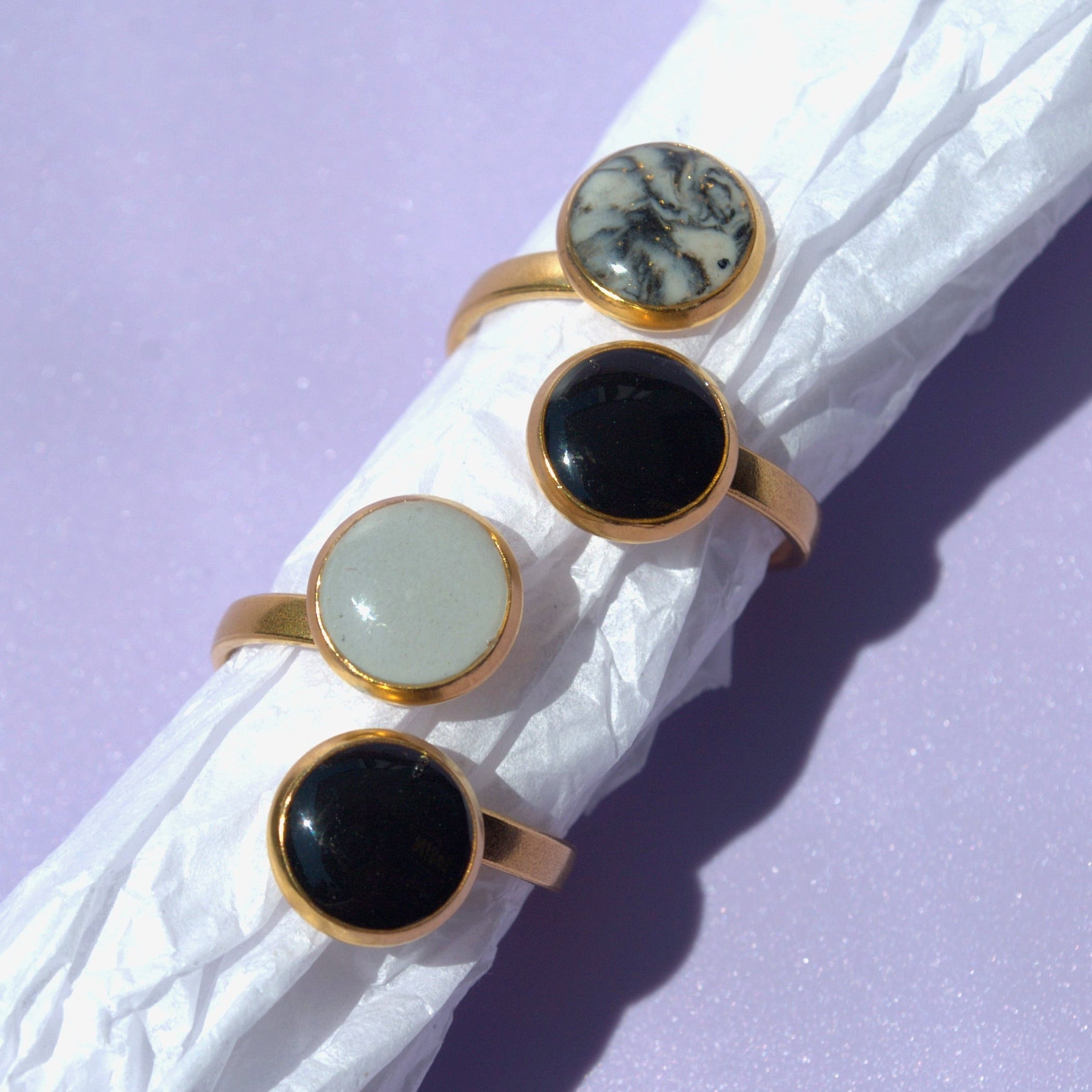 Handgemachte Ringe aus chirurgischem Edelstahl mit Polymer Clay Details