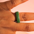 Olivgrüner Statement-Ring aus Polymer Clay an der Hand getragen