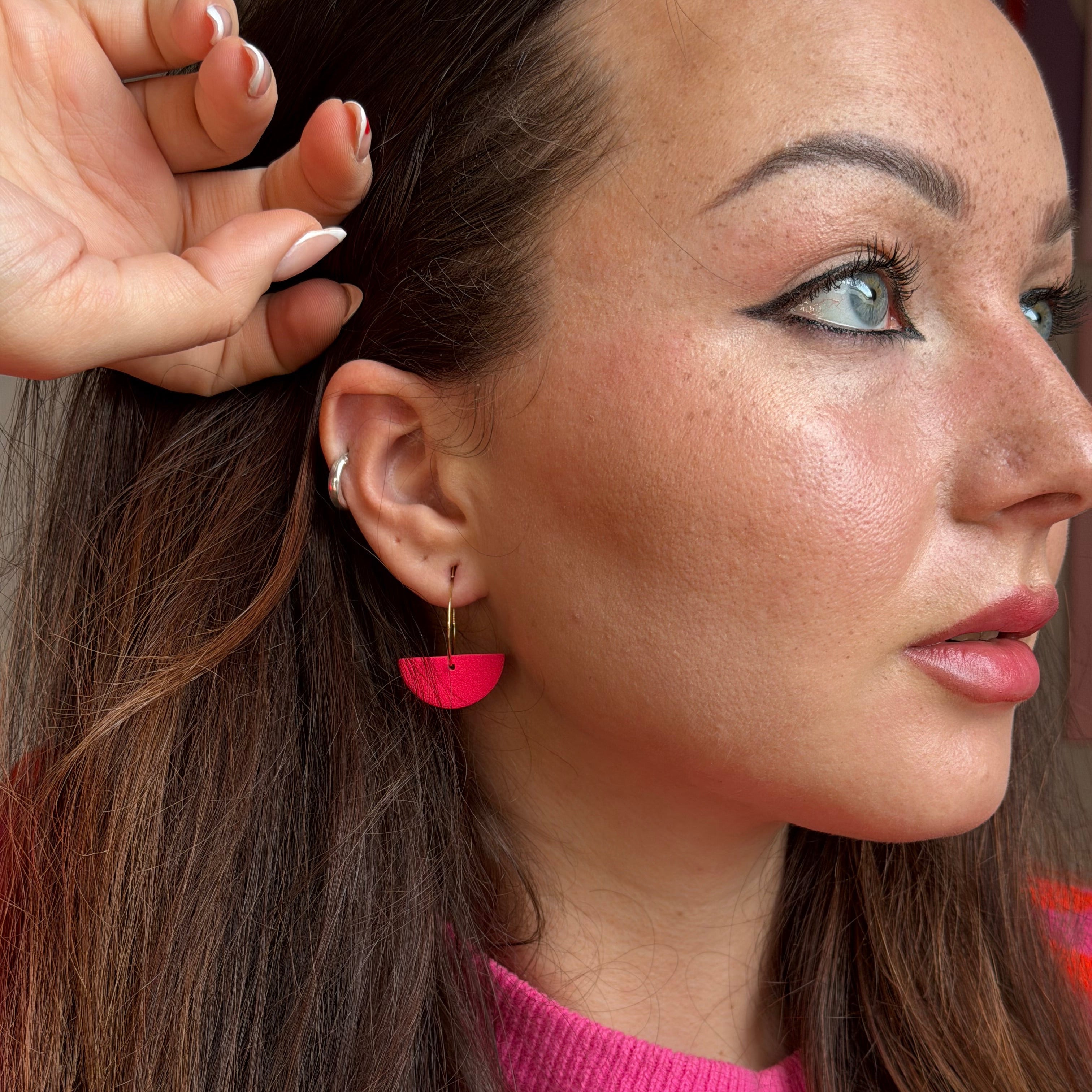 Roter Halbkreis-Statement-Ohrring von Santoclay Handmade in Seitenansicht, handgefertigter Schmuck, leicht und modern