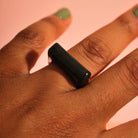 Schwarzer Polymer-Ring an der Hand getragen