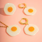Detailaufnahme des Eggstasy Schmucksets – Polymer Clay Schmuck mit goldenen Elementen, bestehend aus Kette, Ring und Creolen, handgefertigt in München.