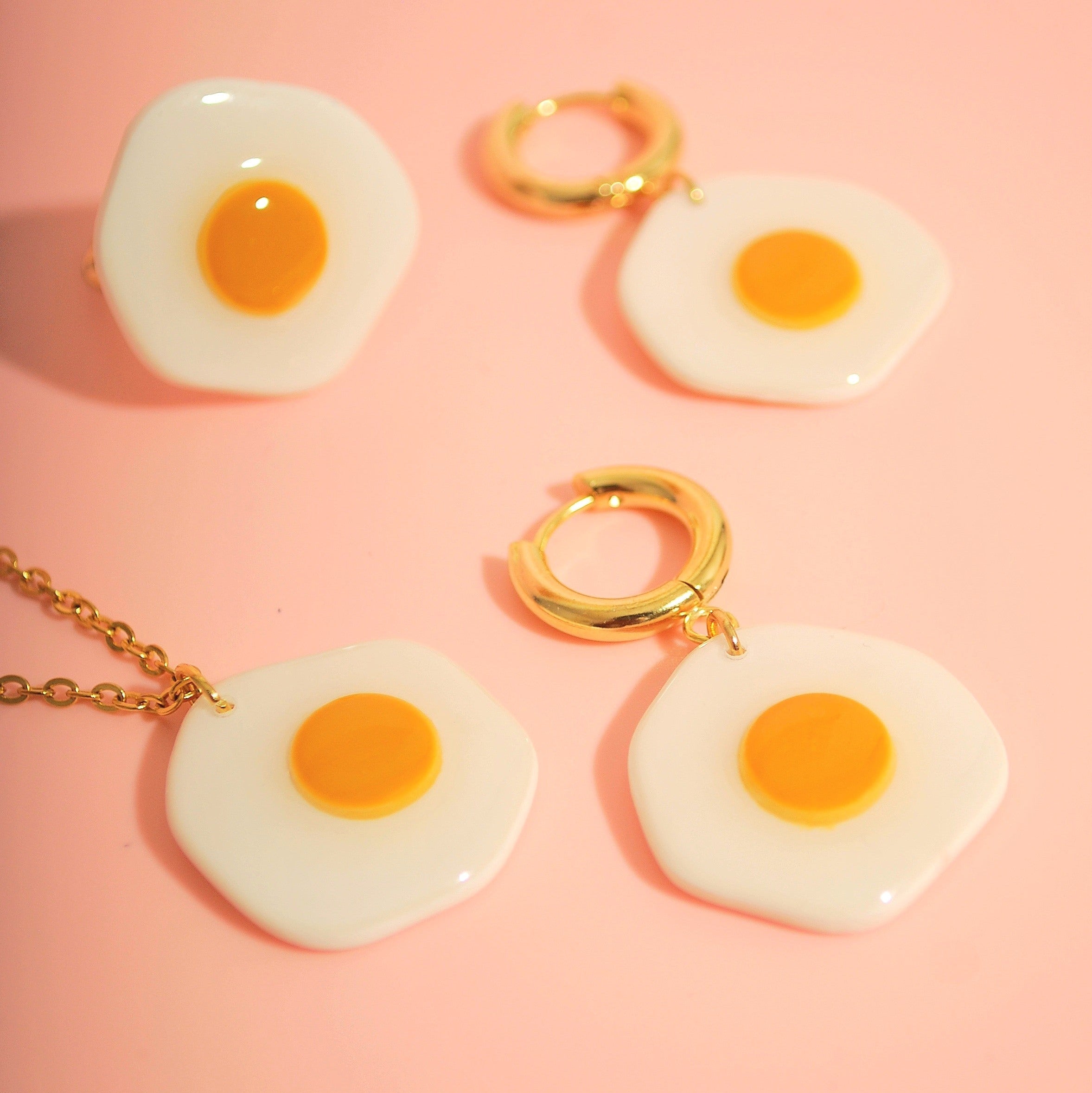 Detailaufnahme des Eggstasy Schmucksets – Polymer Clay Schmuck mit goldenen Elementen, bestehend aus Kette, Ring und Creolen, handgefertigt in München.