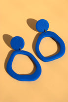 24K vergoldete Statement-Ohrstecker in kräftigem Blau