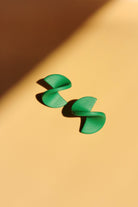 Bunte Ohrstecker mit Farbverlauf – stylisch & federleicht