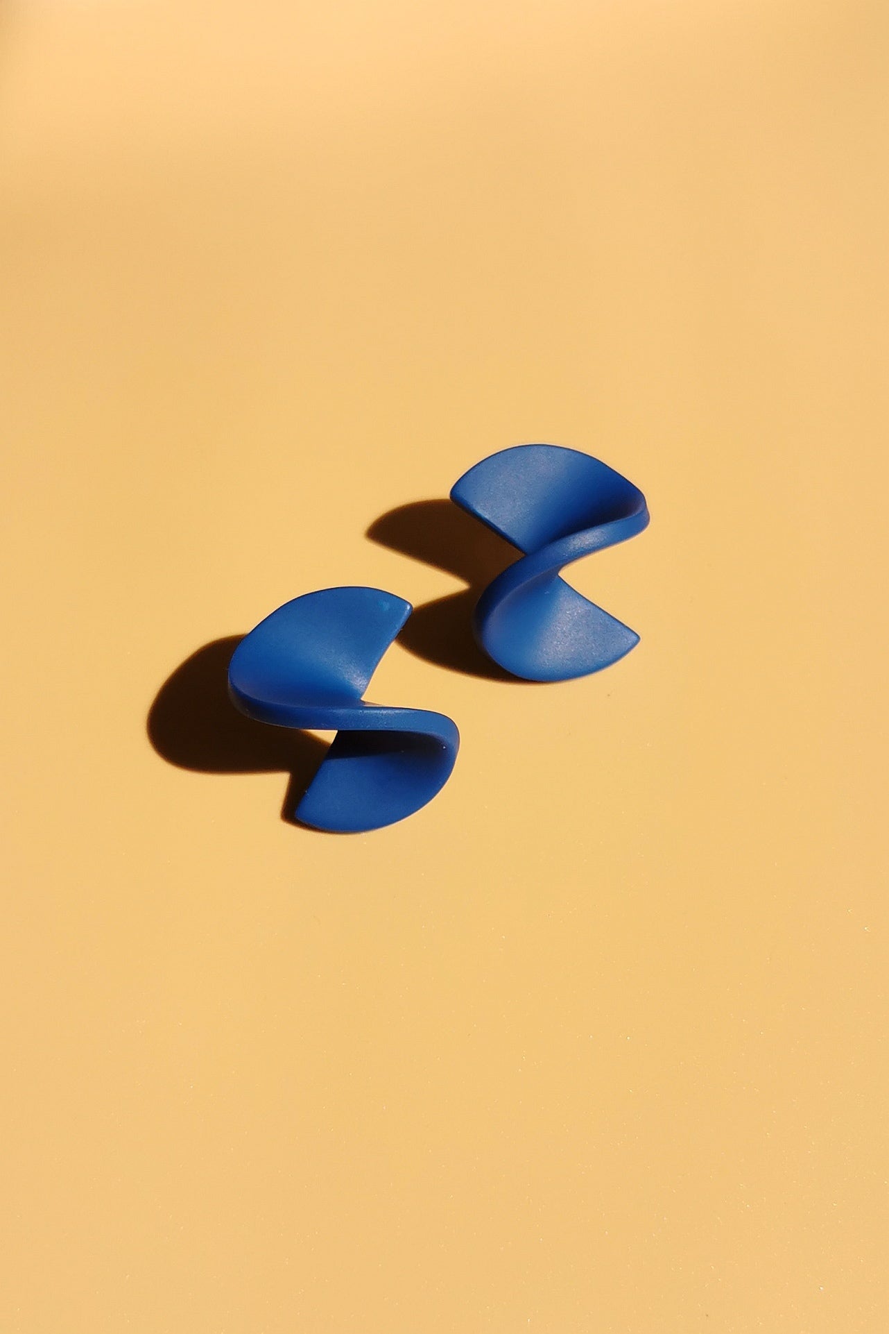 Leichte Ohrstecker für empfindliche Haut – Design in Blau-Grün