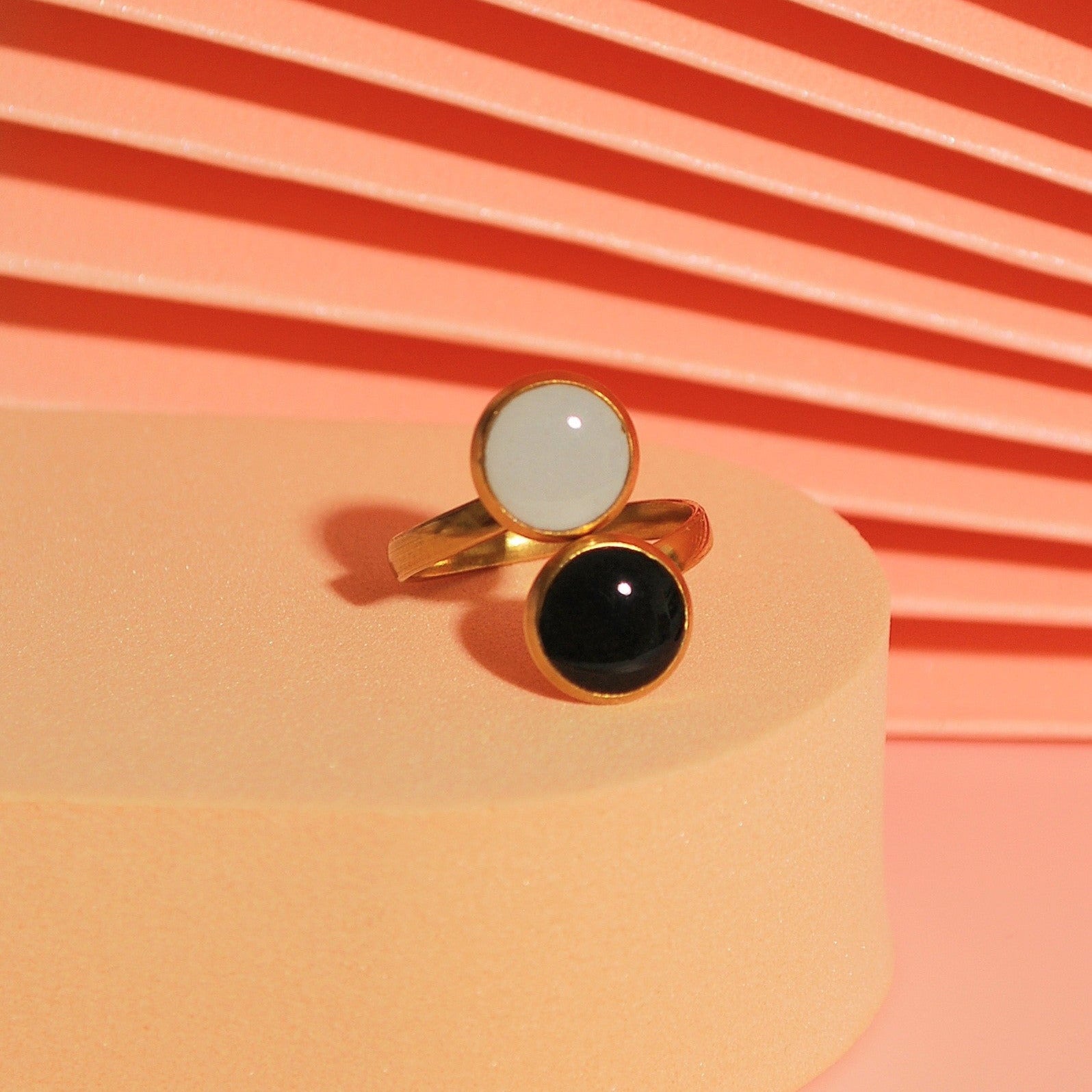 Doppelkreis Ring handgemacht aus Edelstahl in Grau und Schwarz – Santoclay Handmade