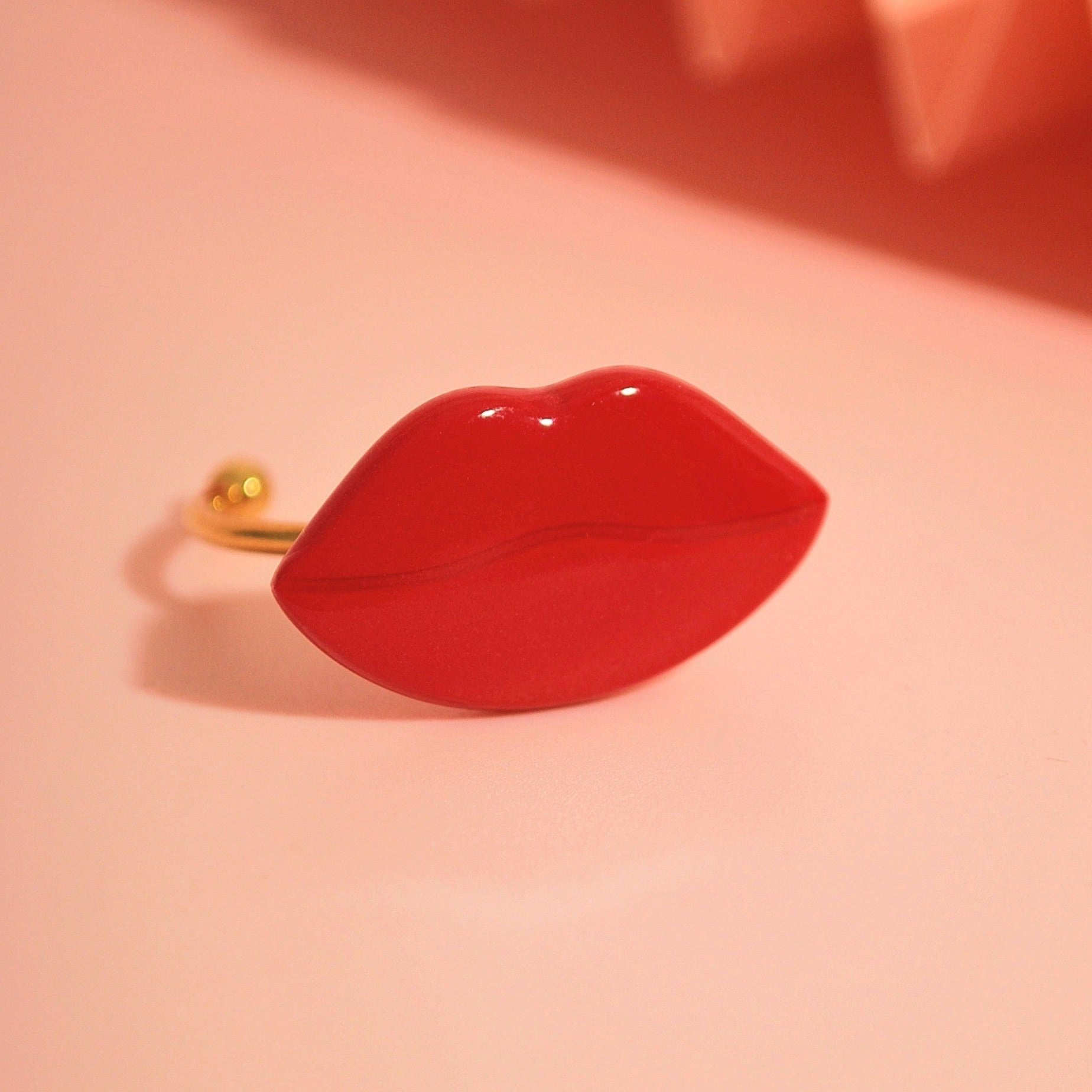 statement-ring-lippenform-rot-gold