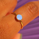 Minimalistischer Ring mit Lavendel-Farbakzent
