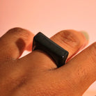 Handgefertigter schwarzer Ring aus Polymer Clay auf Fingern