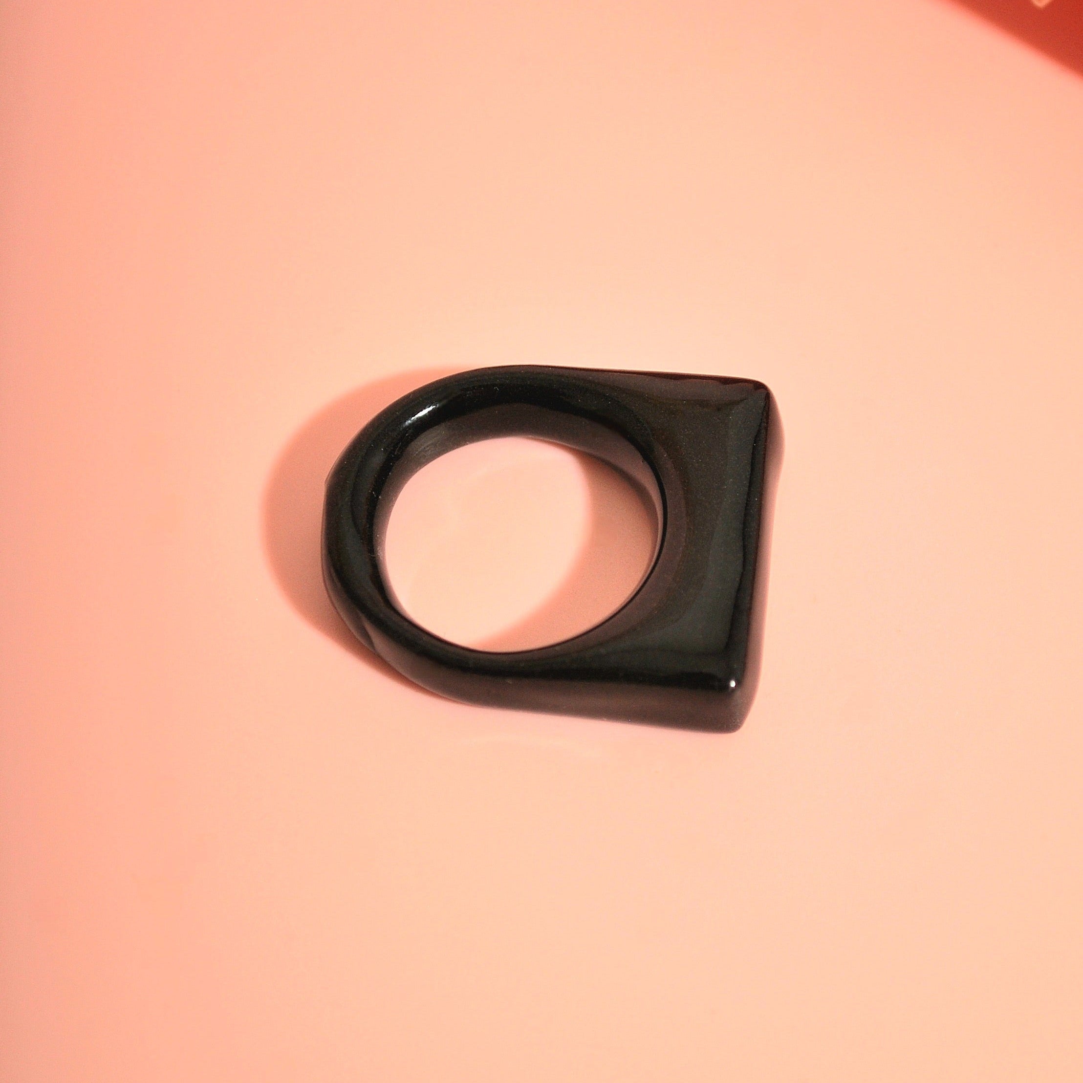 Stylischer Statement-Ring in Schwarz mit klaren Linien