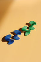 Statement-Ohrstecker in Blau & Grün – handgemacht & vergoldet
