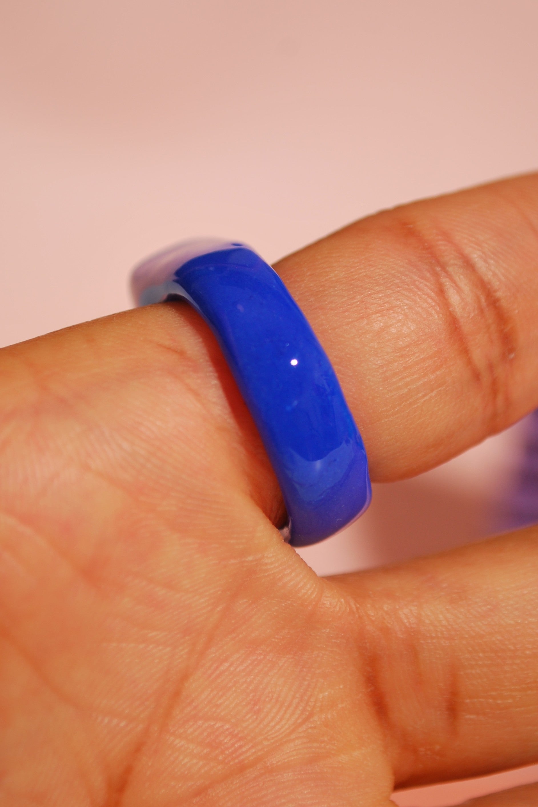 Kunstvoller Fingerring aus Polymer Clay in intensivem Blau