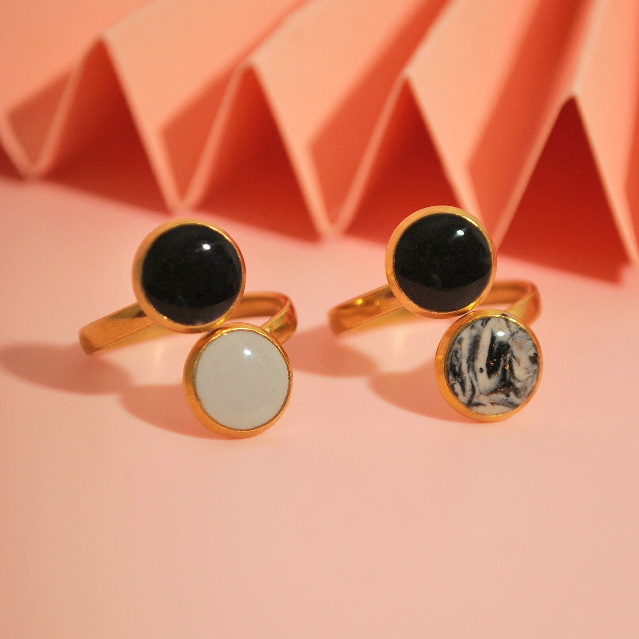 Eleganter Doppelkreis-Ring auf farbigem Untergrund – Produktfoto Santoclay